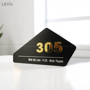 Bảng số nhà alu đen khắc laser chữ nổi mica gương vàng LEVU ALSN06