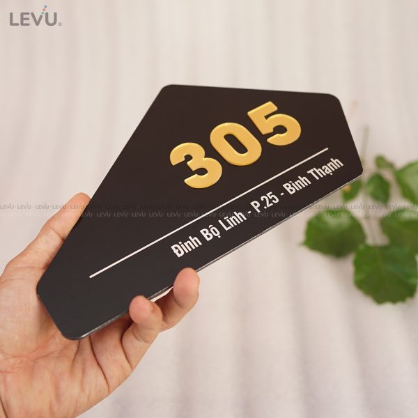 Bảng số nhà alu đen khắc laser chữ nổi mica gương vàng ALSN06 - Hình ảnh 5
