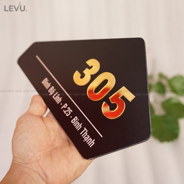 Bảng số nhà alu đen khắc laser chữ nổi mica gương vàng LEVU ALSN06