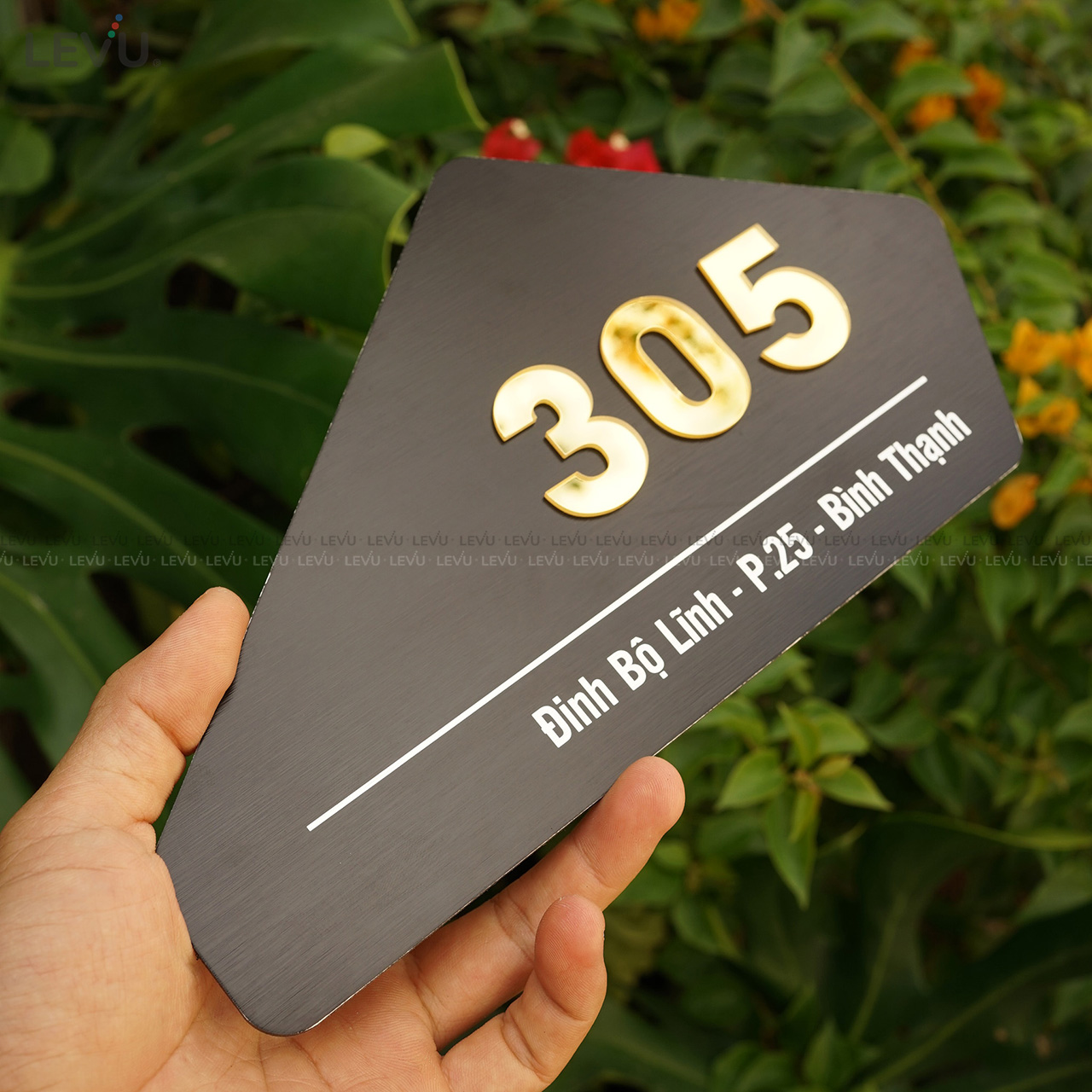 Bảng số nhà alu đen khắc laser chữ nổi mica gương vàng LEVU ALSN06