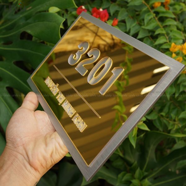Bảng số nhà công ty nền alu bạc xước mặt mica gương vàng ALSN09 - Hình ảnh 4