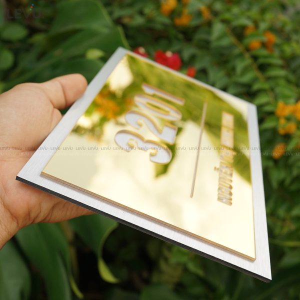 Bảng số nhà công ty nền alu bạc xước mặt mica gương vàng ALSN09 - Hình ảnh 3