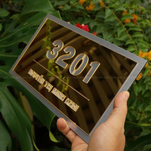Bảng số nhà công ty nền alu bạc xước mặt mica gương vàng ALSN09 - Hình ảnh 2