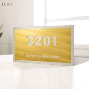 Bảng số nhà công ty nền alu bạc xước mặt mica gương vàng LEVU ALSN09