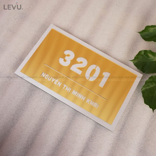 Bảng số nhà công ty nền alu bạc xước mặt mica gương vàng LEVU ALSN09