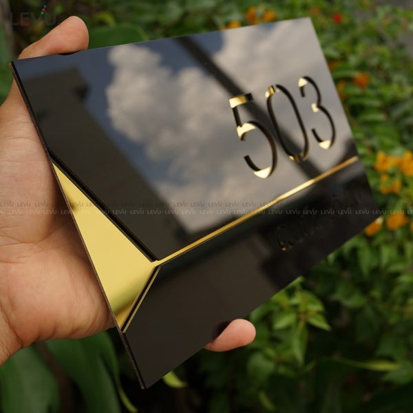 Bảng số nhà mica tráng gương vàng 2 lớp hiện đại cao cấp LEVU MCSN05