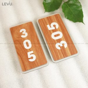 Bảng số phòng đẹp alu bạc xước mặt alu vân gỗ 2 lớp cao cấp LEVU BGSP06