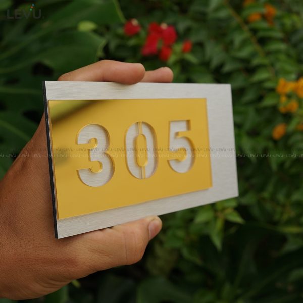 Bảng số phòng nhà nghỉ alu bạc xước mặt mica gương đồng LEVU BGSP08
