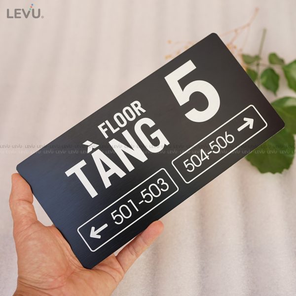 Bảng số tầng nhôm alu đen khắc laser chỉ hướng số phòng LEVU BGST05