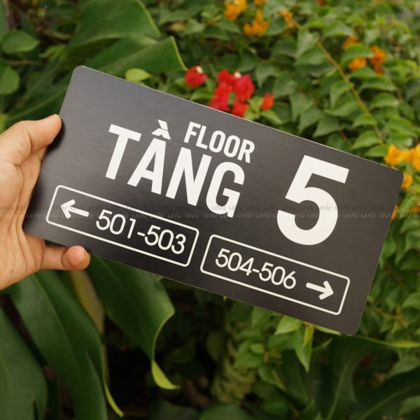Bảng số tầng nhôm alu đen khắc laser chỉ hướng số phòng LEVU BGST05