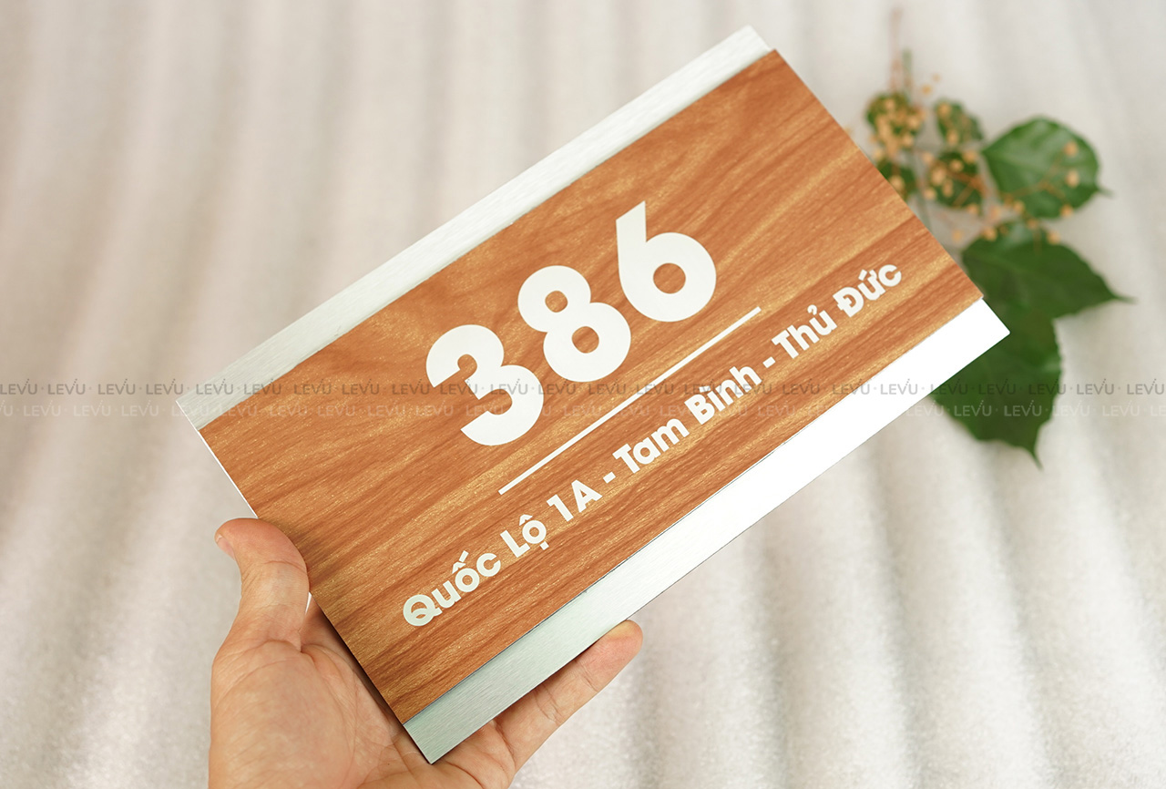Mẫu bảng số nhà bằng alu giả vân gỗ mộc mạc bền bỉ không lo hu hỏng