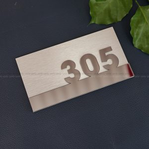 Biển số phòng khách sạn cao cấp nền alu bạc xước chữ nổi mica gương LEVU BGSP09