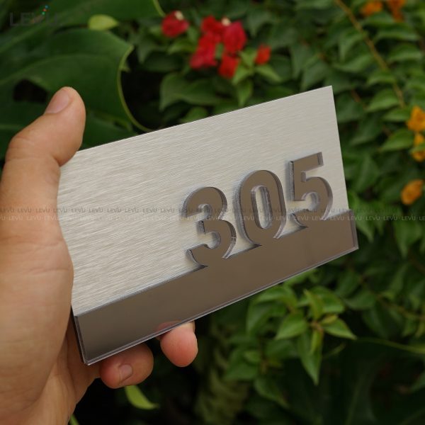 Biển số phòng khách sạn cao cấp nền alu bạc xước chữ nổi mica thủy BGSP09 - Hình ảnh 5