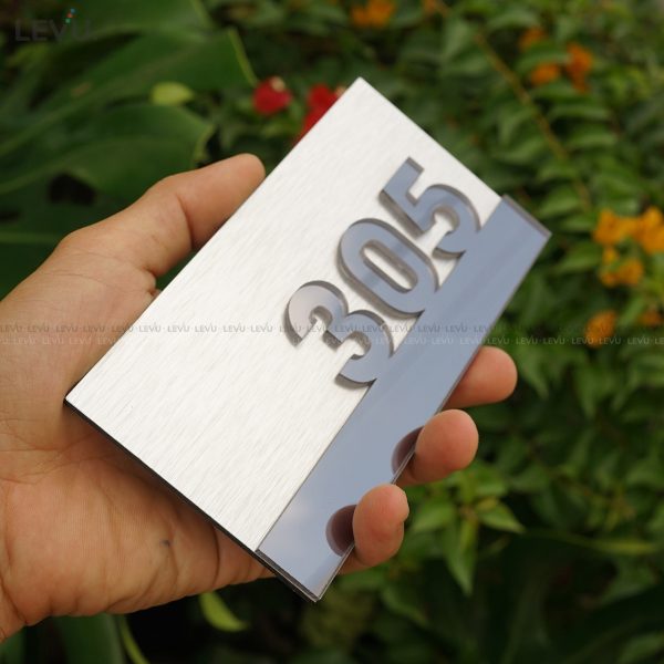 Biển số phòng khách sạn cao cấp nền alu bạc xước chữ nổi mica gương LEVU BGSP09