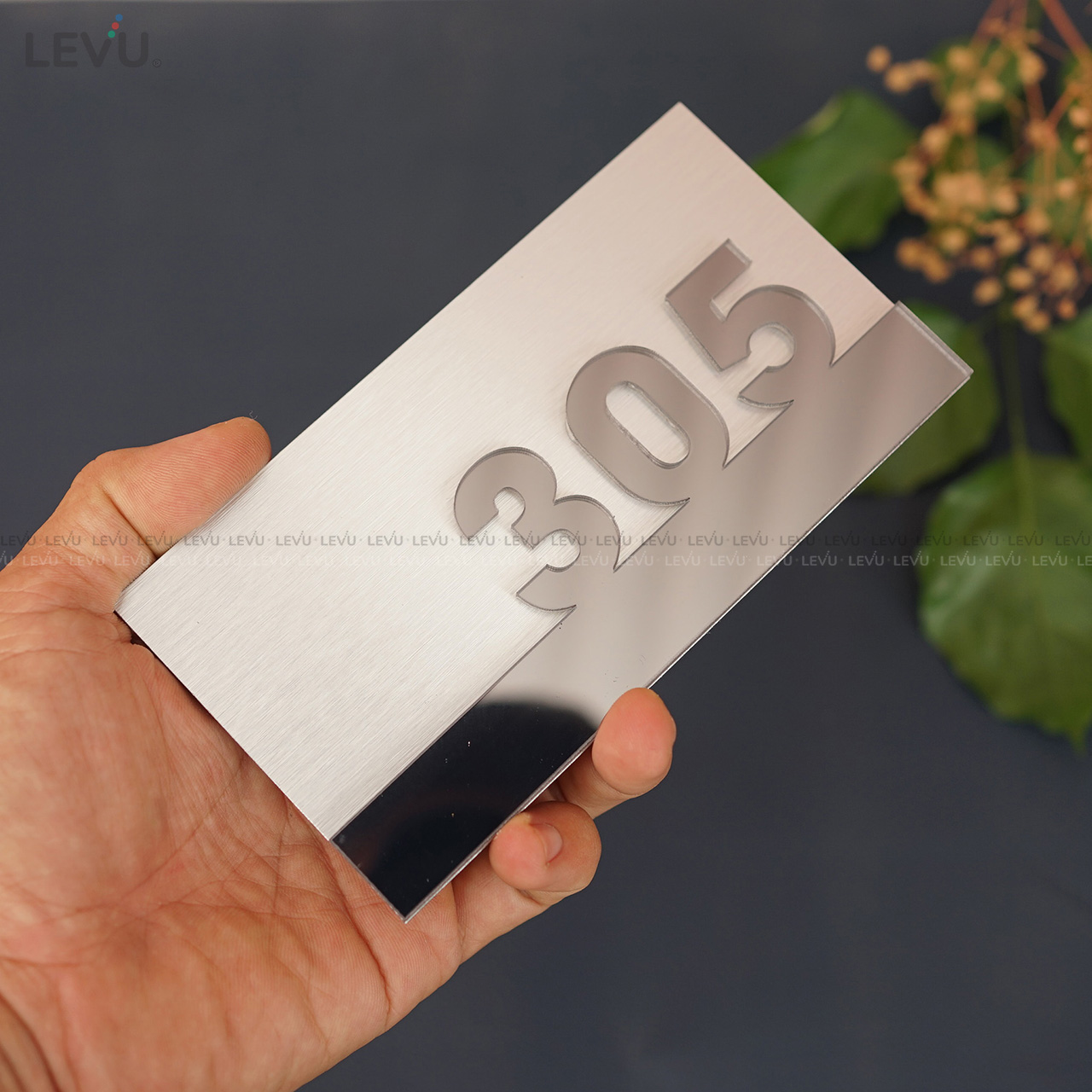 Biển số phòng khách sạn cao cấp nền alu bạc xước chữ nổi mica gương LEVU BGSP09