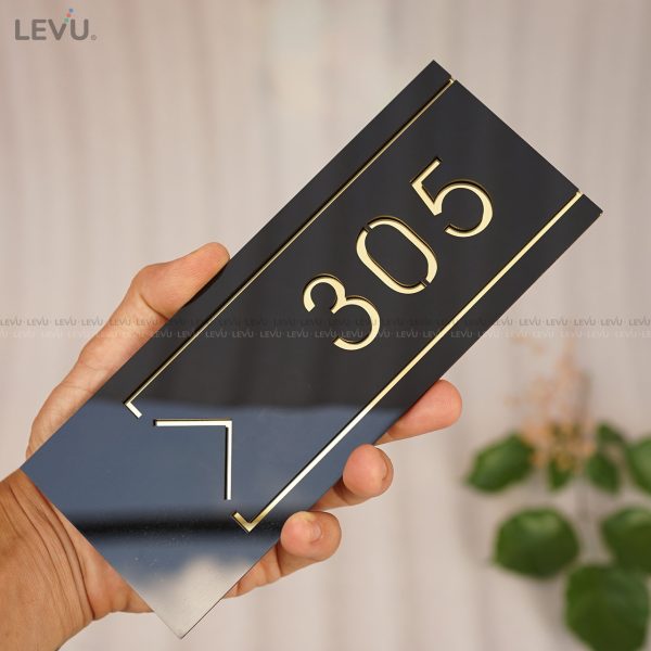 Biển số phòng mica vàng đồng nền đen trang trí khách sạn cao cấp LEVU BGSP10