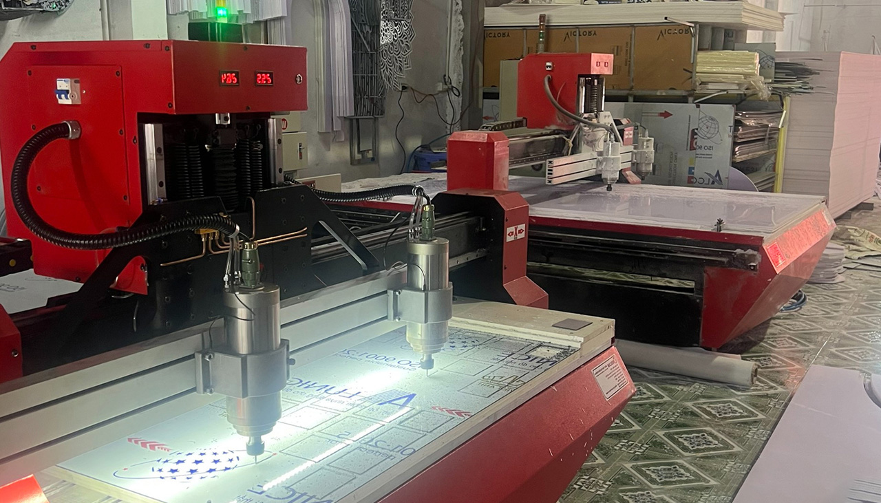 Gia công bảng số nhà cắt CNC trên alu tại xưởng Levushop