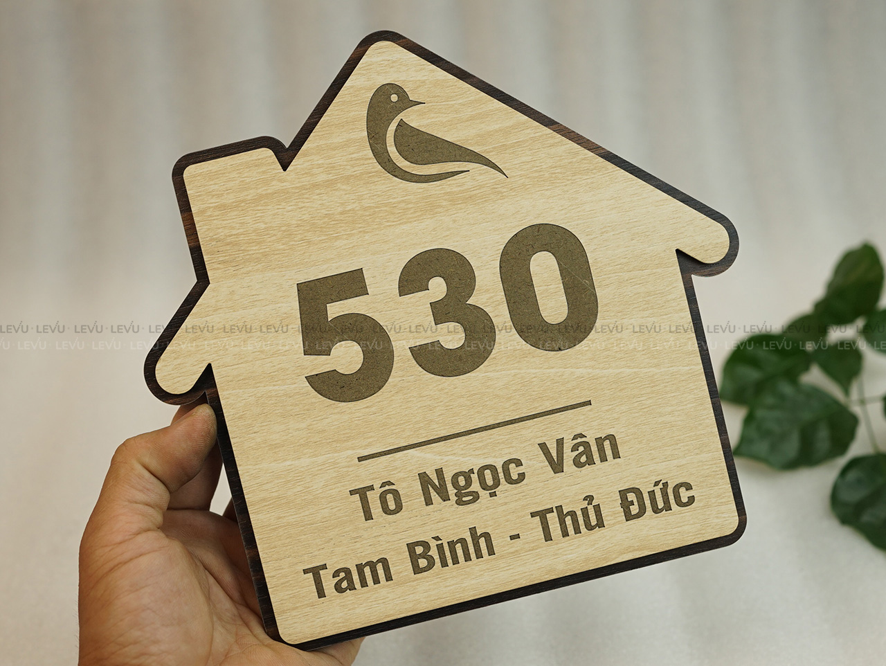 Ưu điểm của gỗ công nghiệp khi làm biển số nhà