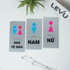 Bảng hiệu trang trí dán cửa nhà vệ sinh nam nữ LEVU BG77 chất liệu nhôm alu in uv