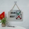 bang hieu treo cua trang tri 2 mat busy available levu bg70 10