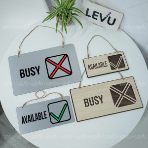 Bảng hiệu treo cửa trang trí 2 mặt Busy / Available LEVU BG70