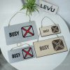 Bảng hiệu treo cửa trang trí 2 mặt Busy / Available LEVU BG70