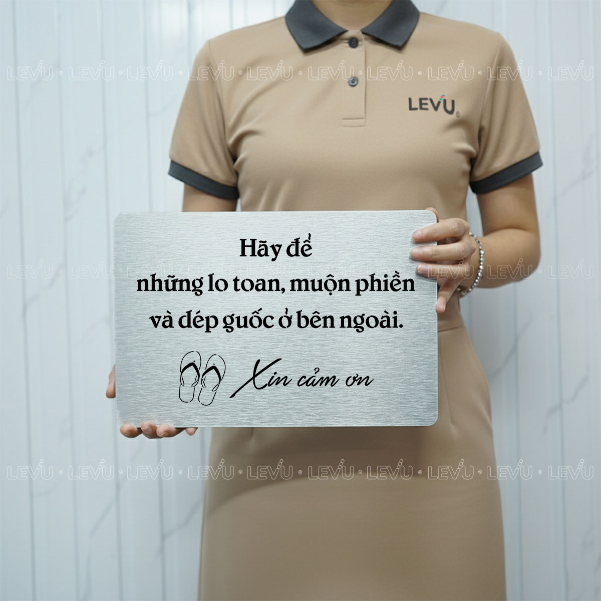 bang trang tri nhac nho yeu cau bo dep ben ngoai levu bg100 2 Bảng trang trí nhắc nhở yêu cầu bỏ dép bên ngoài LEVU BG100 bằng alu 20x30cm