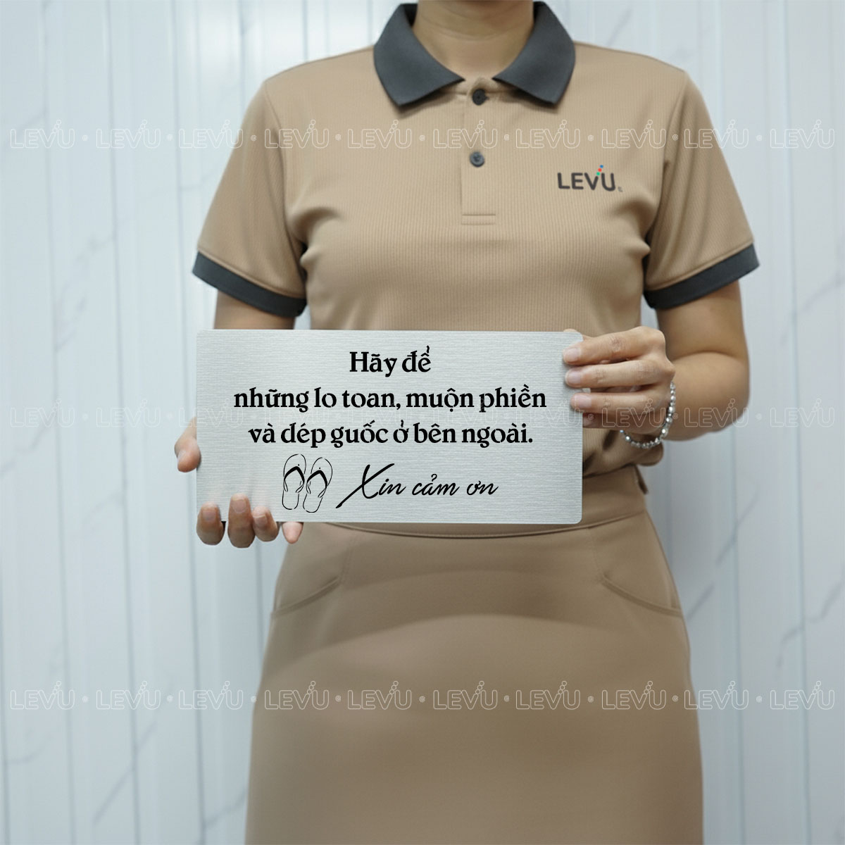 bang trang tri nhac nho yeu cau bo dep ben ngoai levu bg100 4 Bảng trang trí nhắc nhở yêu cầu bỏ dép bên ngoài LEVU BG100 - Ảnh 2