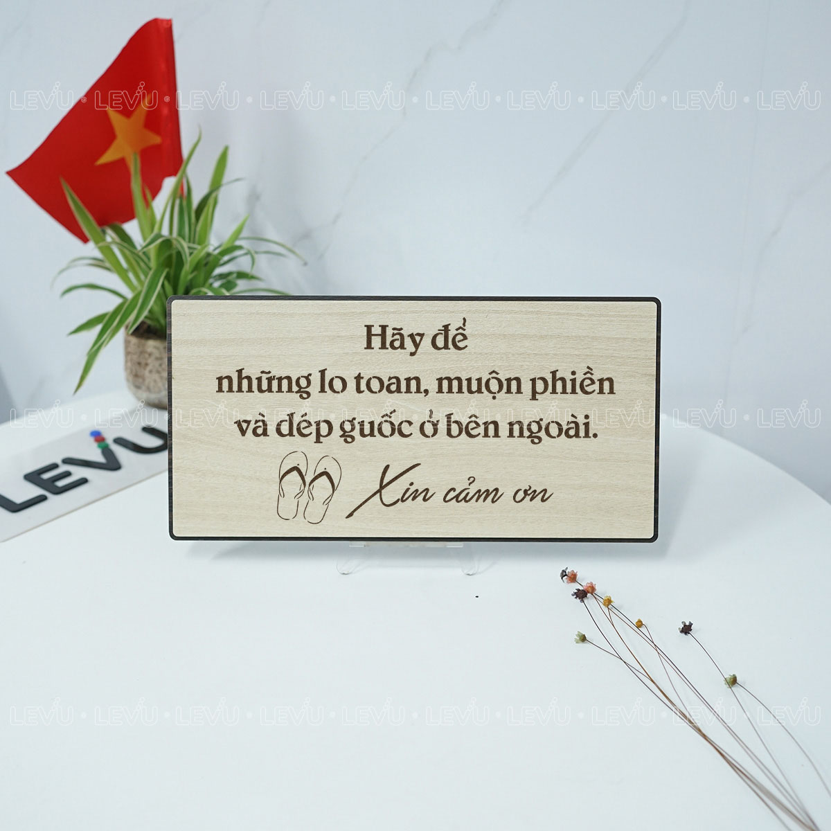 bang trang tri nhac nho yeu cau bo dep ben ngoai levu bg100 8 Bảng trang trí nhắc nhở yêu cầu bỏ dép bên ngoài LEVU BG100 bằng gỗ 15x30cm