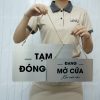 Bảng treo cửa 2 mặt đang mở cửa / tạm đóng cửa LEVU BG72 chất liệu nhôm alu in uv