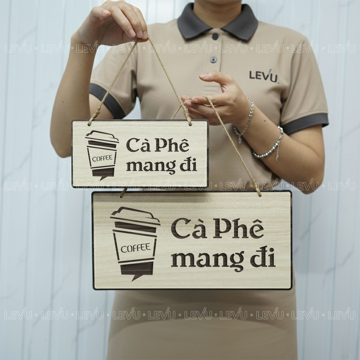 Bảng treo decor quán cà phê mang đi LEVU BG75 chất liệu gỗ khắc laser