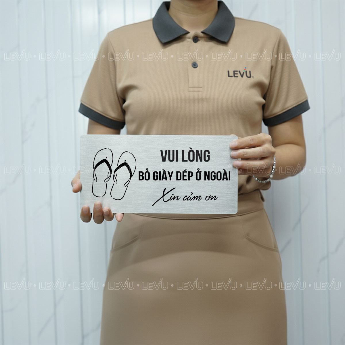 bien bao vui long bo giay dep o ngoai dan cua trang tri levu bg98 4 Biển báo vui lòng bỏ giày dép ở ngoài dán cửa trang trí LEVU BG98 bằng nhôm alu