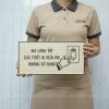 Biển báo vui lòng tắt điện khi không sử dụng dán tường trang trí LEVU BG99 bằng chất liệu gỗ công nghiệp khắc laser