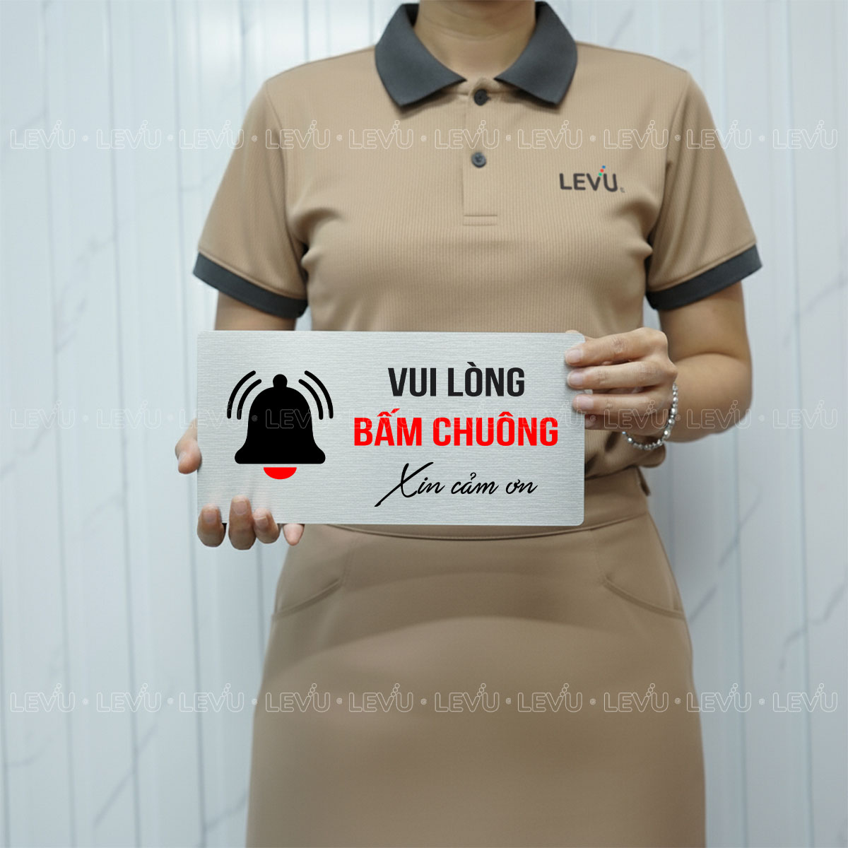 bien chi dan vui long bam chuong trang tri cua levu bg97 4 Biển chỉ dẫn vui lòng bấm chuông trang trí cửa LEVU BG97 chất liệu nhôm alu in uv