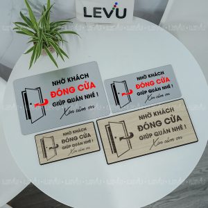 Biển decor nhắc nhở nhờ khách đóng cửa giúp quán nhé LEVU BG93
