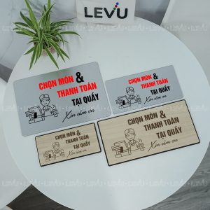 Bảng chỉ dẫn chọn món và thanh toán tại quầy trang trí quán LEVU BG103