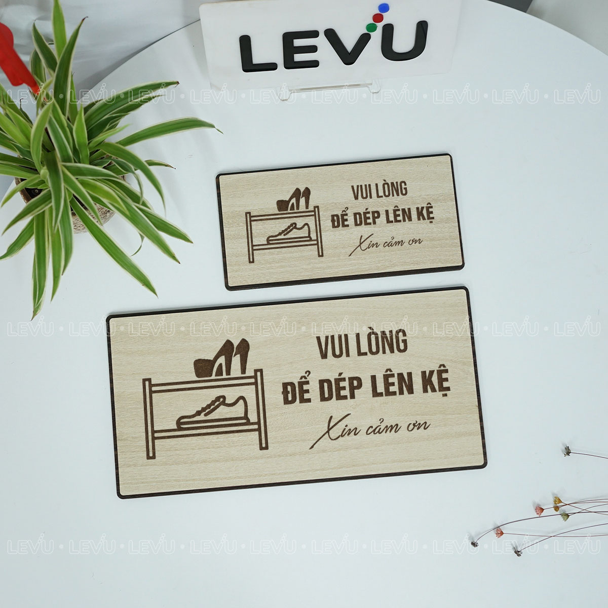 bang chi dan vui long de dep len ke dan tuong trang tri levu bg104 11 Bảng chỉ dẫn vui lòng để dép lên kệ LEVU BG104 - Ảnh 8