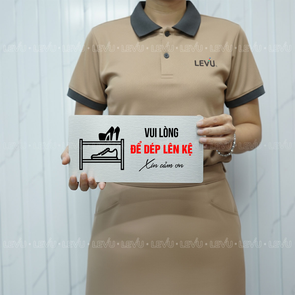 bang chi dan vui long de dep len ke dan tuong trang tri levu bg104 4 Bảng chỉ dẫn vui lòng để dép lên kệ LEVU BG104 - Decor nâng tầm đẳng cấp