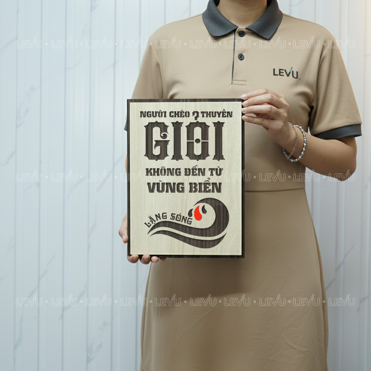 tranh co dong levu017 nguoi cheo thuyen gioi khong den tu vung bien lang song Tranh cổ động LEVU017 "Người chèo thuyền giỏi không đến từ vùng biển lặng sóng" - Ảnh 7