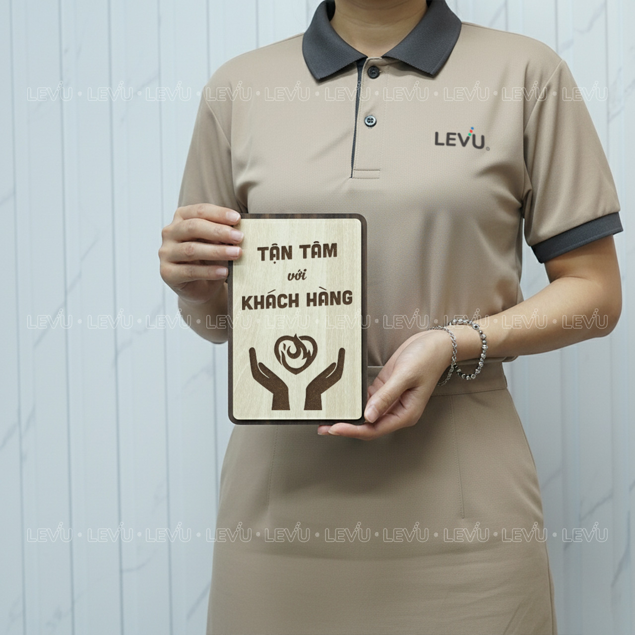 tranh khau hieu cong ty levu134 tan tam voi khach hang Tranh khẩu hiệu công ty LEVU134 "Tận tâm với khách hàng" - Ảnh 5