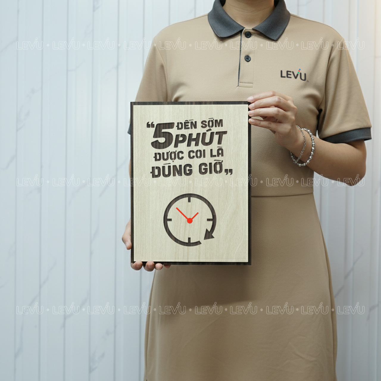 tranh tao dong luc go levu057 slogan den som 5 phut duoc coi la dung gio Tranh tạo động lực Gỗ LEVU057 slogan "Đến sớm 5 phút được coi là đúng giờ" - Ảnh 6