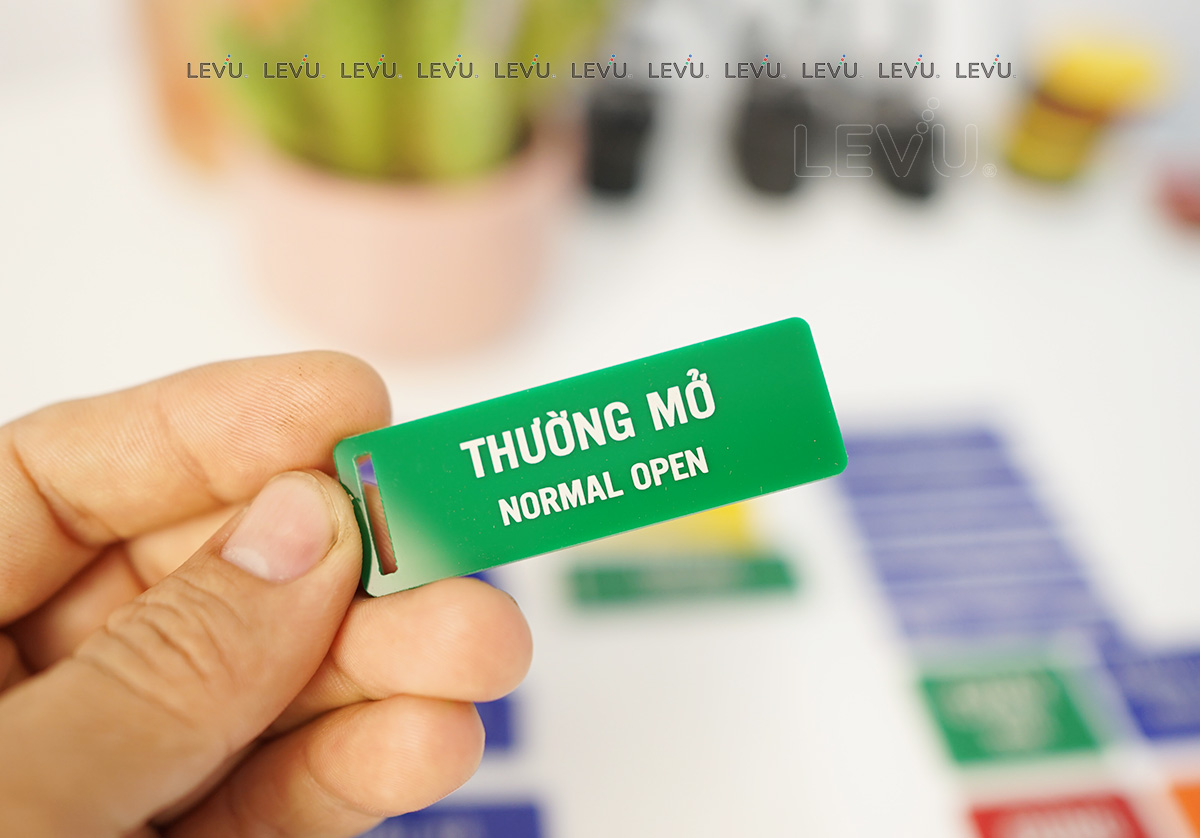 tag name tu dien ghi nhan gan nut nhan mica khac laser levushop 18 5 Lý do chọn xưởng gia công nhãn gắn tủ điện LEVUShop