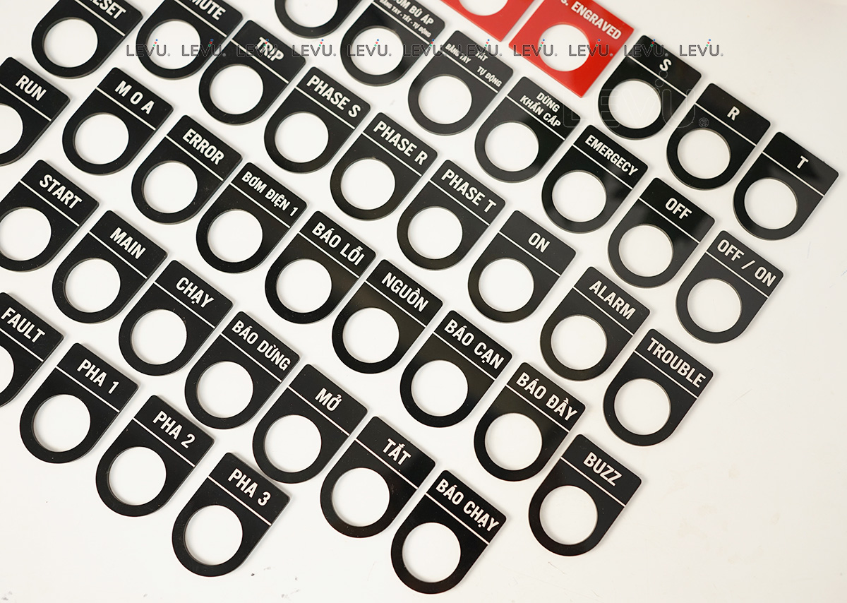the ghi ten cho den bao nut nhan tu dien 22mm nameplate levushop 19 5 Lý do chọn xưởng gia công miếng ghi tên thiết bị tủ điện LEVUShop
