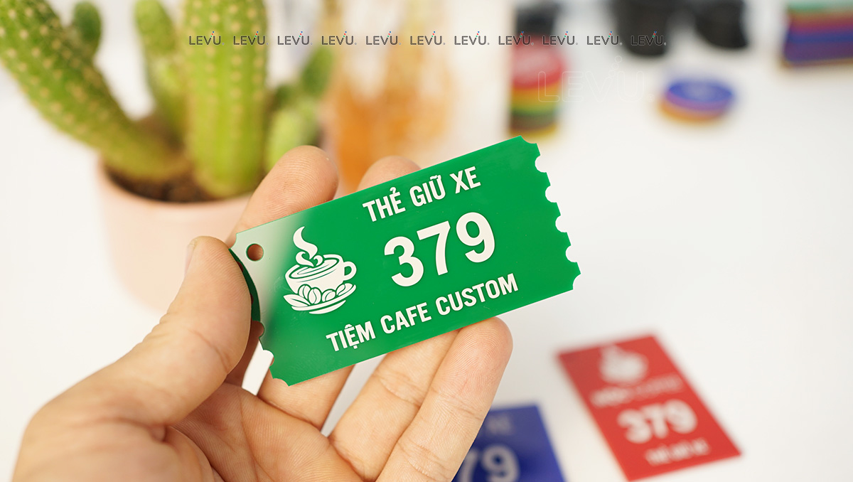 the giu xe mica khac laser thiet ke noi dung theo yeu cau levushop 9 5 Lý do chọn xưởng gia công thẻ giữ xe mica LEVUShop