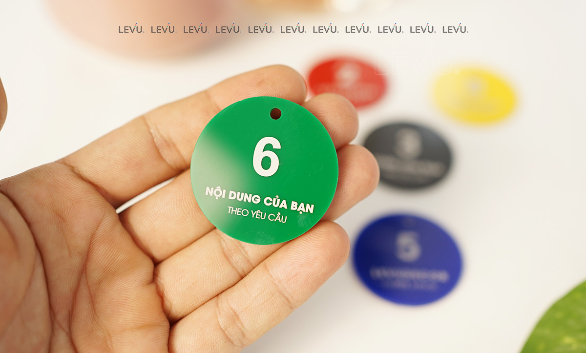 the so mica khac ten logo theo yeu cau co lo gan moc treo levushop 14 Báo giá gia công thẻ mica số thứ tự móc treo theo số lượng