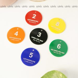 Thẻ số mica khắc tên logo theo yêu cầu có lỗ gắn móc treo Levushop