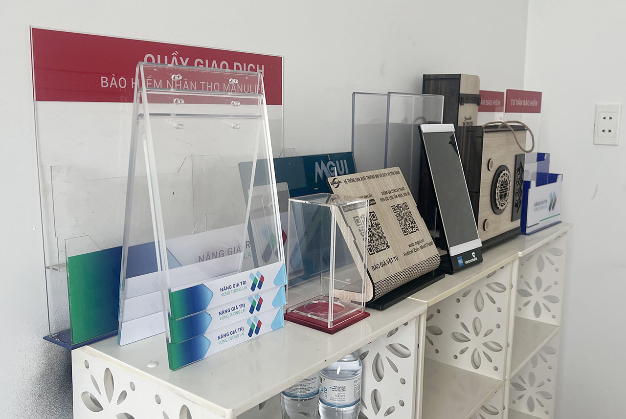gia cong khay mica theo yeu cau tu 1 cai tai xuong levushop 15 À, xưởng Levushop có làm cả khay gỗ và khay inox nữa chứ không chỉ riêng mica đâu ạ