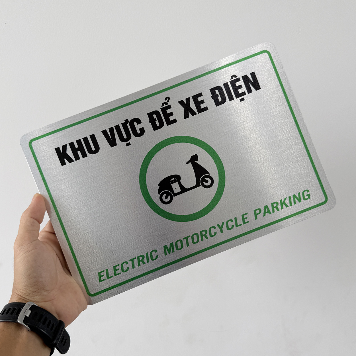 bien bao khu vuc de xe dien trang tri bai do xe danh rieng cho xe dien bg131 20x30cm 2 Biển báo khu vực để xe điện trang trí bãi đỗ xe dành riêng cho xe điện BG131 20x30cm Levushop