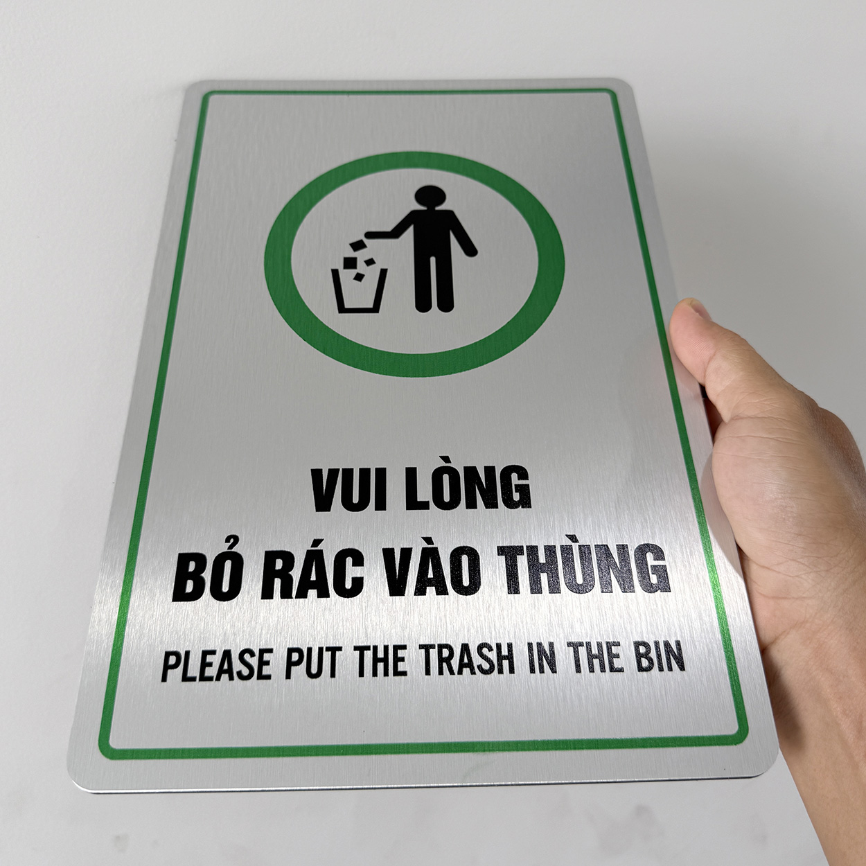 bien bao vui long bo rac vao thung bang hieu chi dan khu vuc bo rac bg133 20x30cm 3 Biển báo vui lòng bỏ rác vào thùng, bảng hiệu chỉ dẫn khu vực bỏ rác BG133 20x30cm Levushop