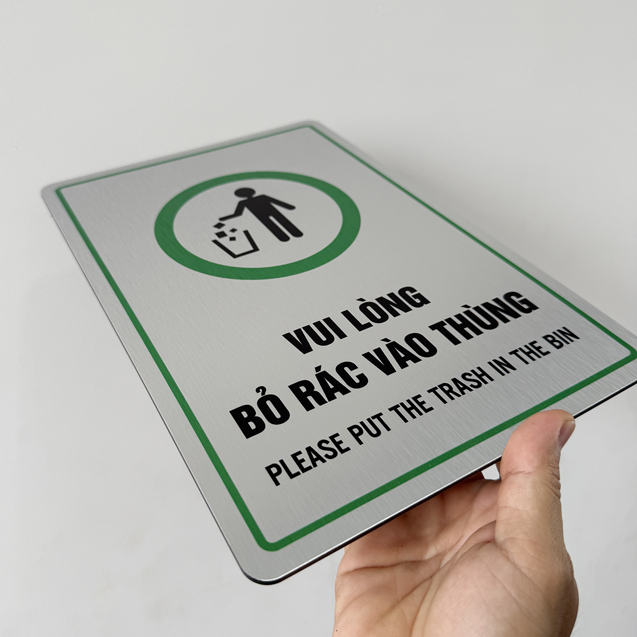 bien bao vui long bo rac vao thung bang hieu chi dan khu vuc bo rac bg133 20x30cm 5 Biển báo vui lòng bỏ rác vào thùng, bảng hiệu chỉ dẫn khu vực bỏ rác BG133 20x30cm Levushop
